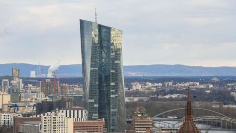 Raus aus der Krise – das geht nur auf europäischer Ebene. Doch wenn die EZB nicht nur Brände löschen soll, muss die Politik andere Regeln vorgeben.